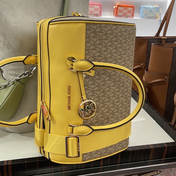 Michael Kors med Duffel Travel Leather/Coated
35S2GTFU2B
DAFFODIL
MD DUFFLE
NWT - Picture 12 of 16